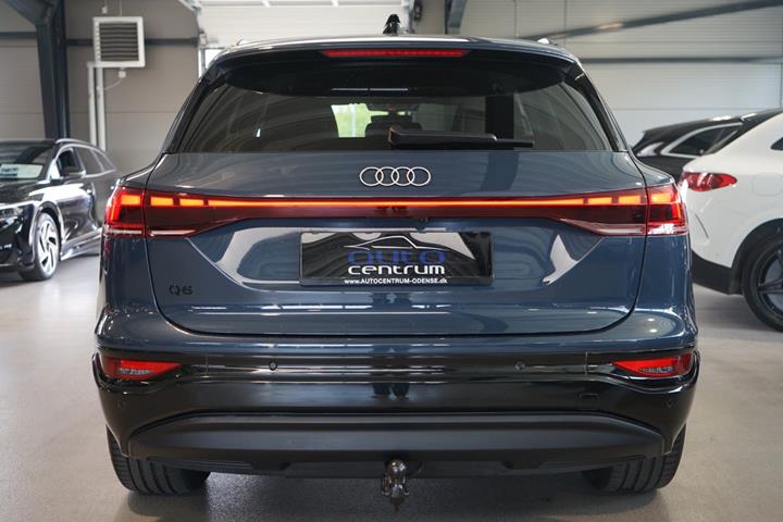 Blå Audi Q6 e-tron fra 2025