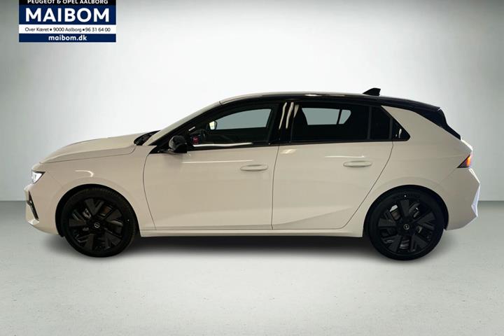 Hvid Opel Astra-e fra 2024