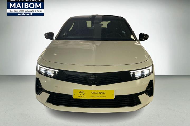 Hvid Opel Astra-e fra 2024