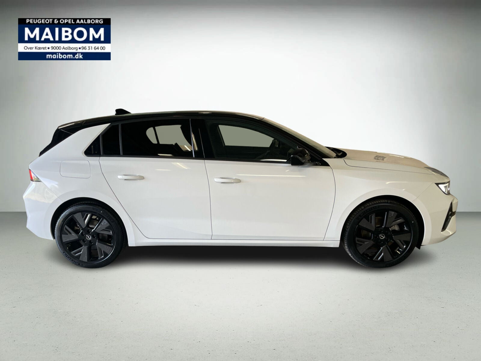 Hvid Opel Astra-e fra 2024