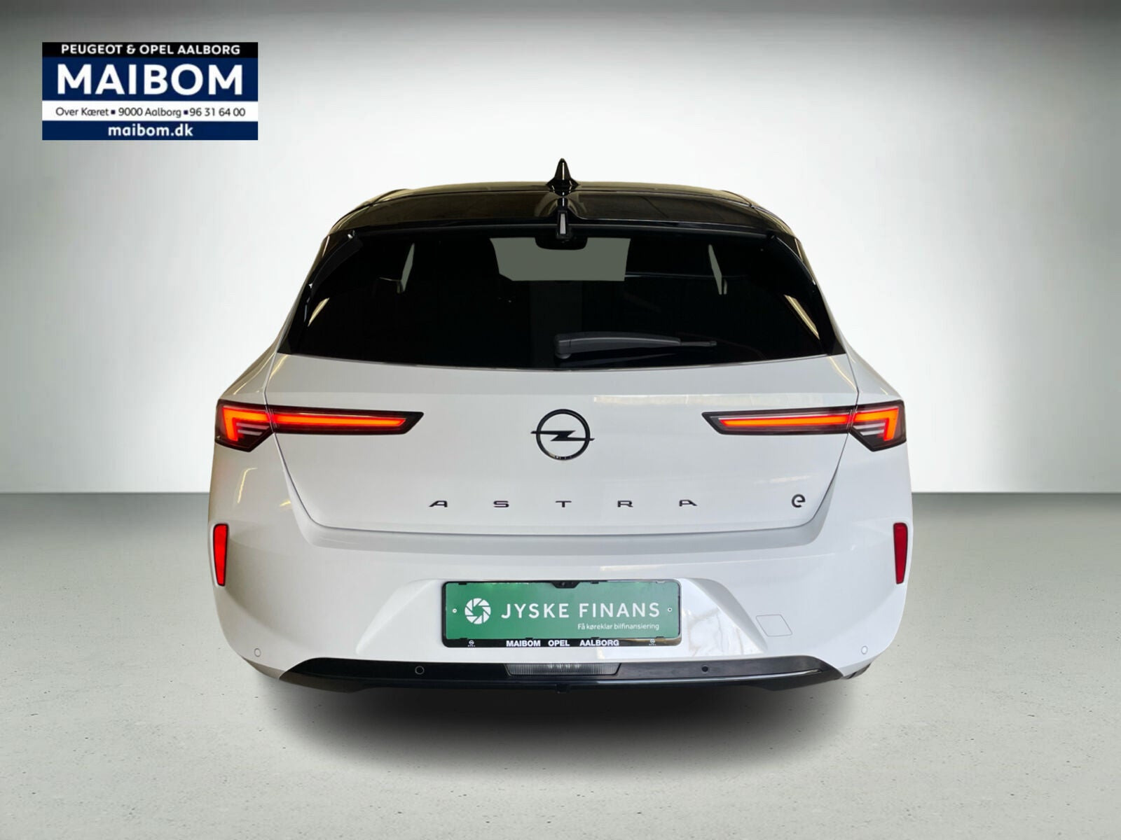 Hvid Opel Astra-e fra 2024