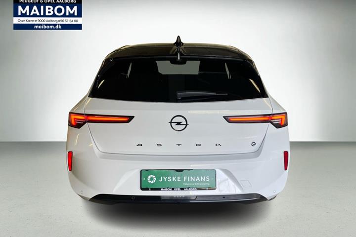 Hvid Opel Astra-e fra 2024