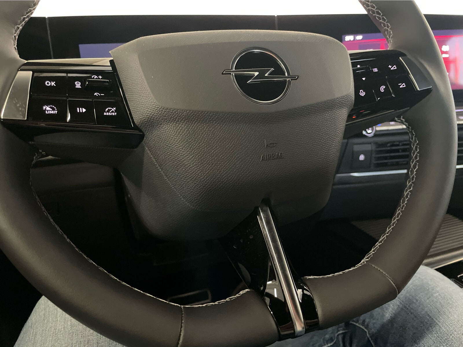 Hvid Opel Astra-e fra 2024