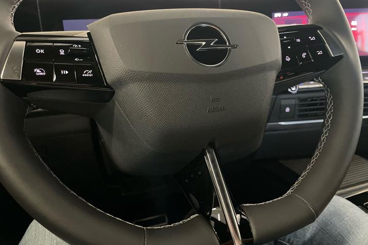 Hvid Opel Astra-e fra 2024