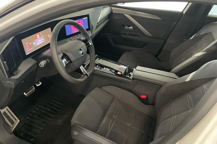 Hvid Opel Astra-e fra 2024