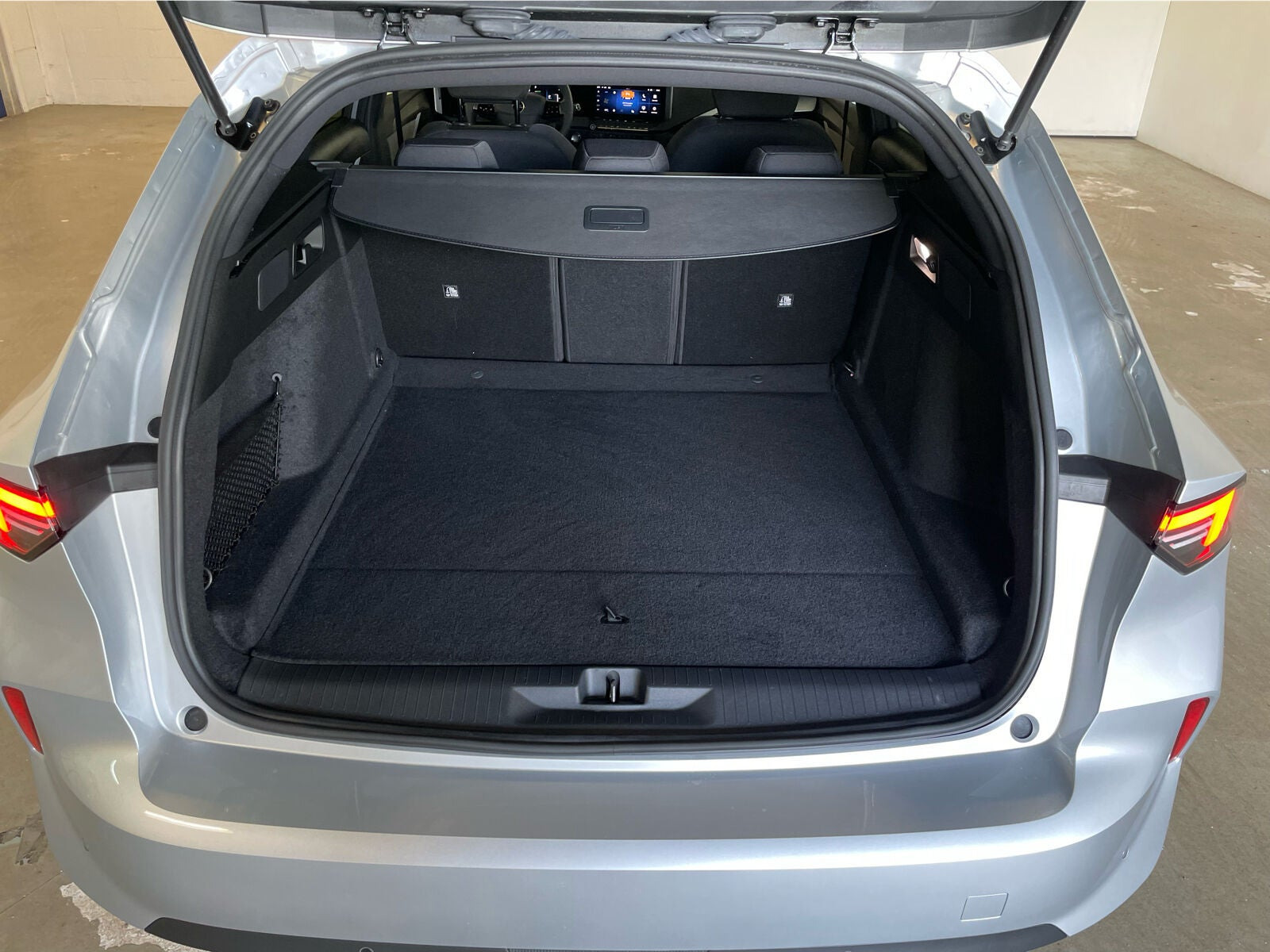 Sølv Opel Astra-e fra 2024