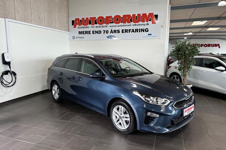 Blå Kia Ceed fra 2021 set udefra