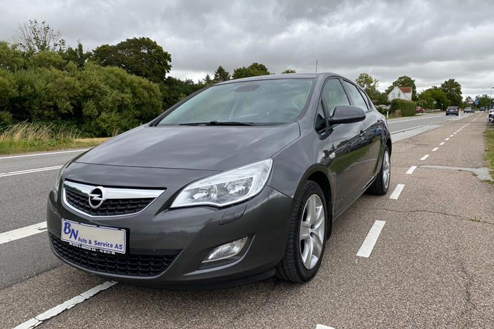 Grå Opel Astra fra 2011 set udefra