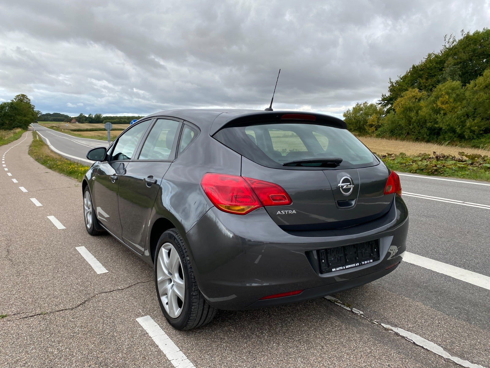 Grå Opel Astra fra 2011
