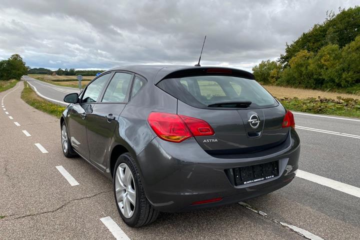 Grå Opel Astra fra 2011