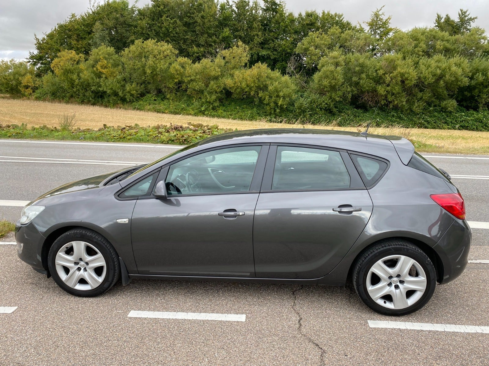 Grå Opel Astra fra 2011