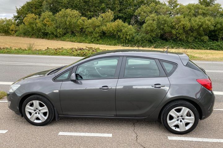Grå Opel Astra fra 2011