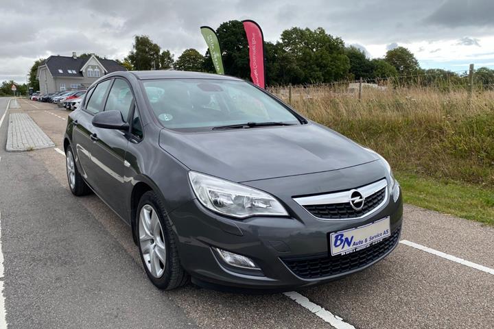 Grå Opel Astra fra 2011