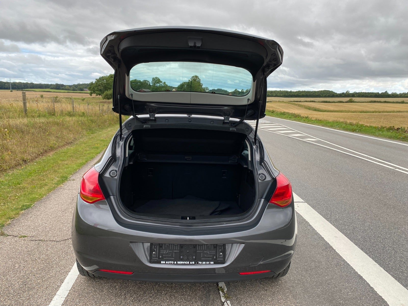 Grå Opel Astra fra 2011