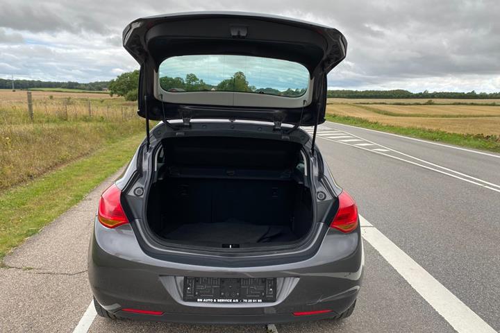 Grå Opel Astra fra 2011