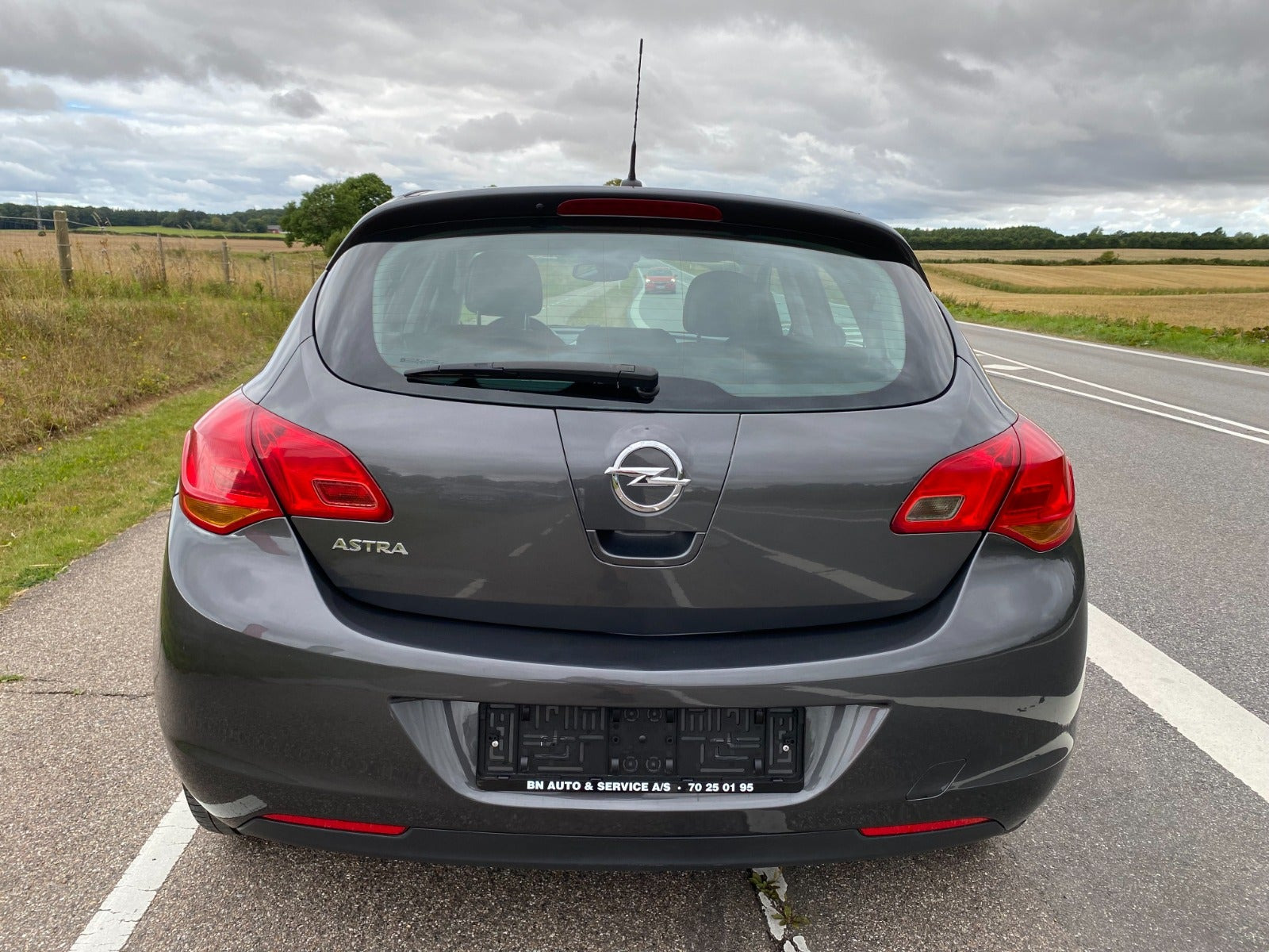 Grå Opel Astra fra 2011