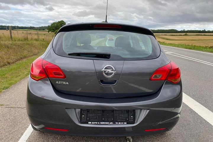 Grå Opel Astra fra 2011