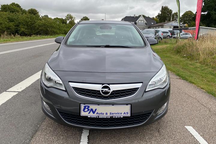 Grå Opel Astra fra 2011