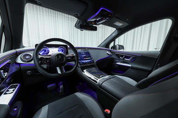 Hvid Mercedes EQE350 SUV fra 2024