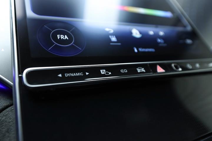 Hvid Mercedes EQE350 SUV fra 2024