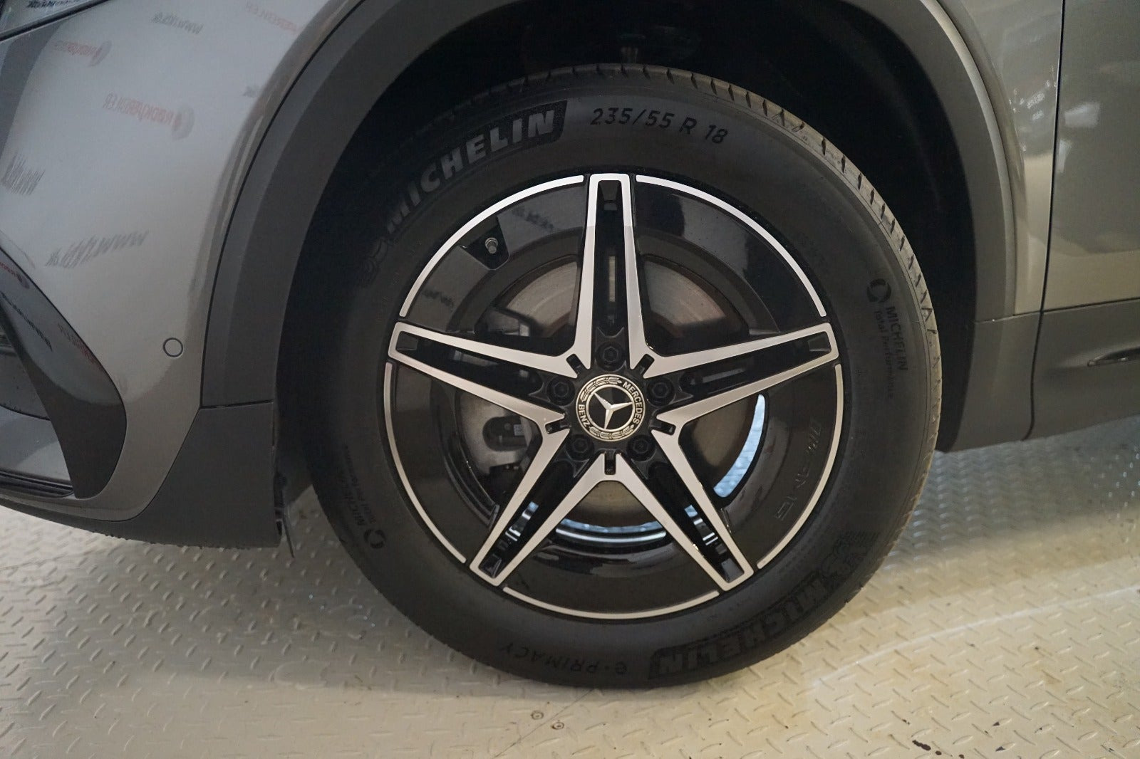Grå Mercedes EQB250+ fra 2025