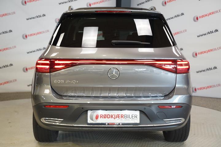 Grå Mercedes EQB250+ fra 2025