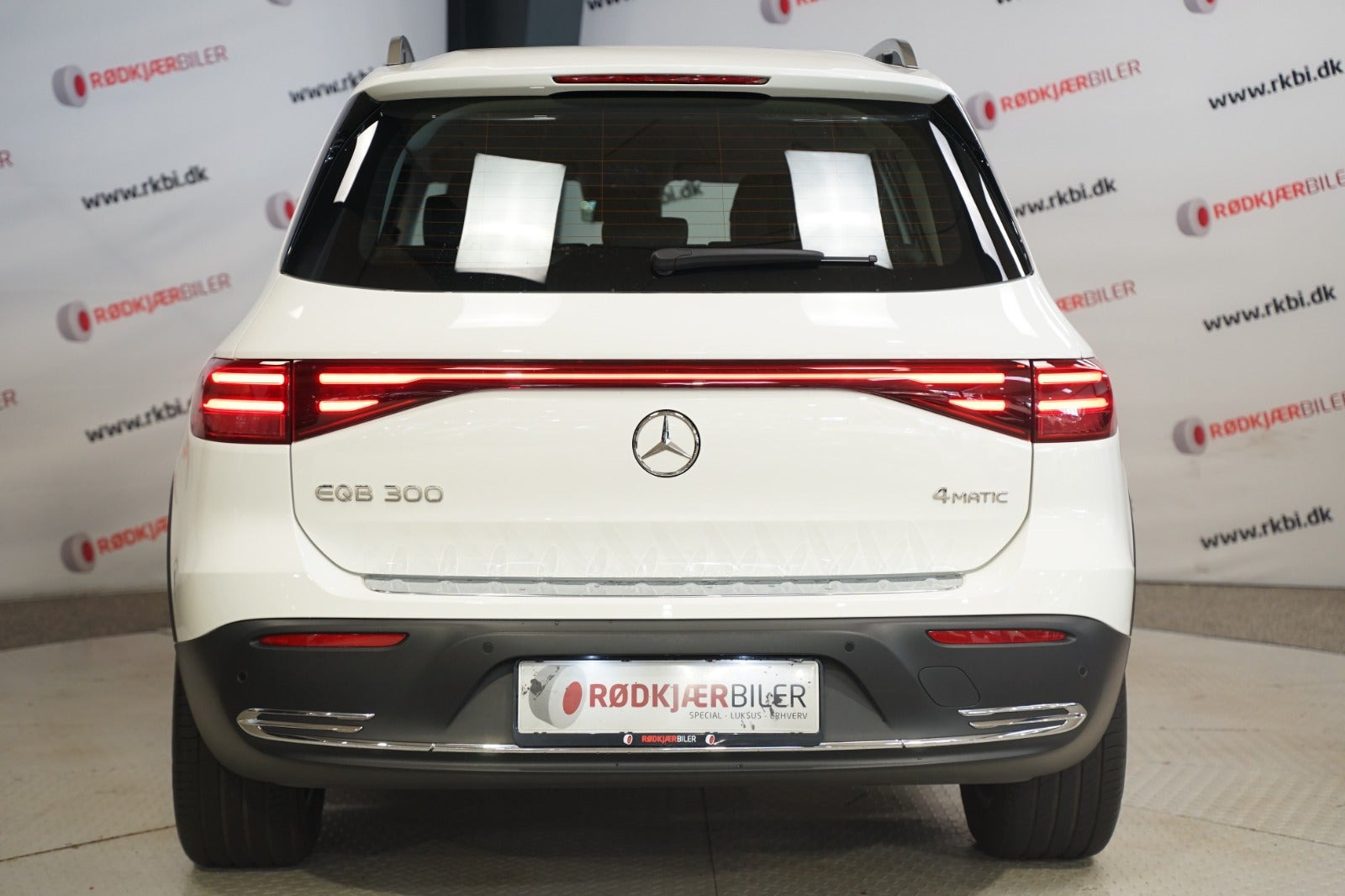 Hvid Mercedes EQB300 fra 2024