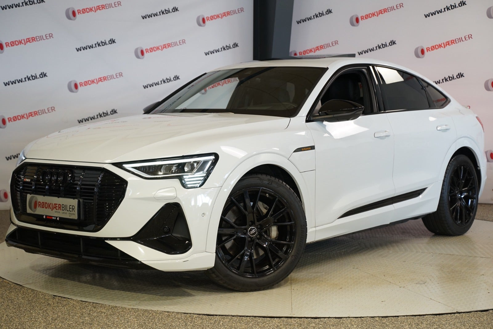 Hvid Audi e-tron fra 2022