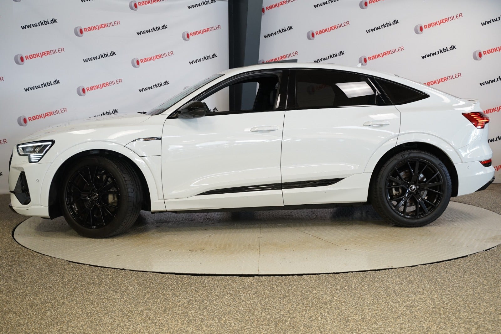 Hvid Audi e-tron fra 2022
