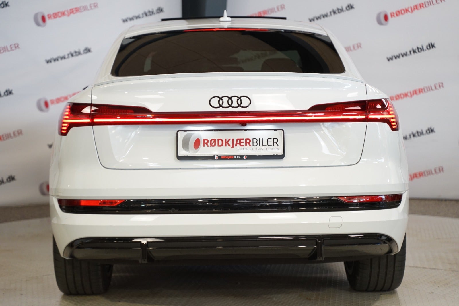 Hvid Audi e-tron fra 2022
