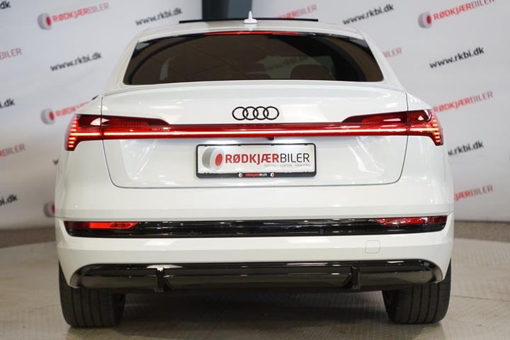 Hvid Audi e-tron fra 2022
