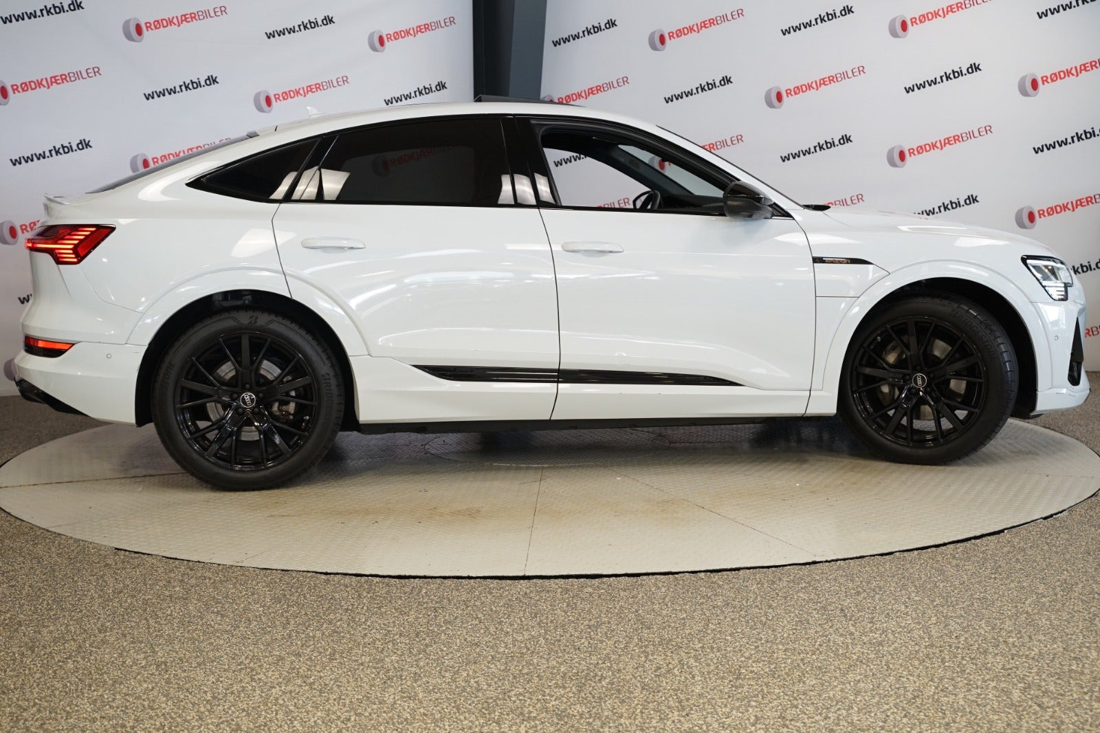 Hvid Audi e-tron fra 2022