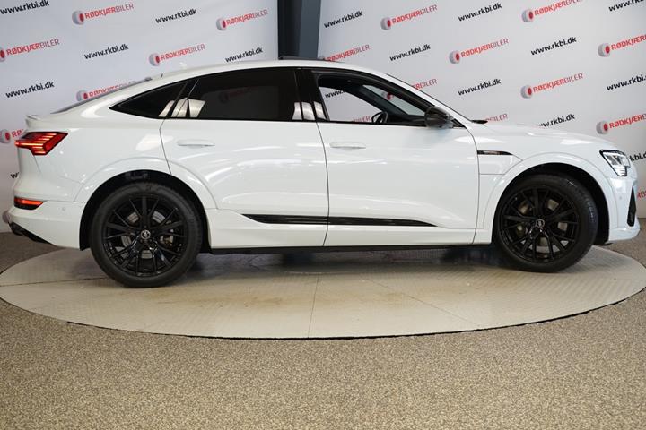 Hvid Audi e-tron fra 2022