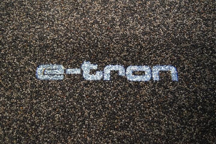 Hvid Audi e-tron fra 2022