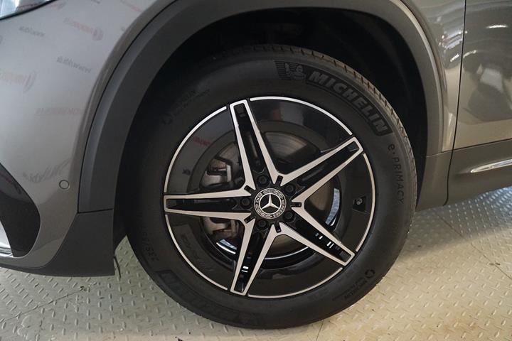 Grå Mercedes EQB250+ fra 2024
