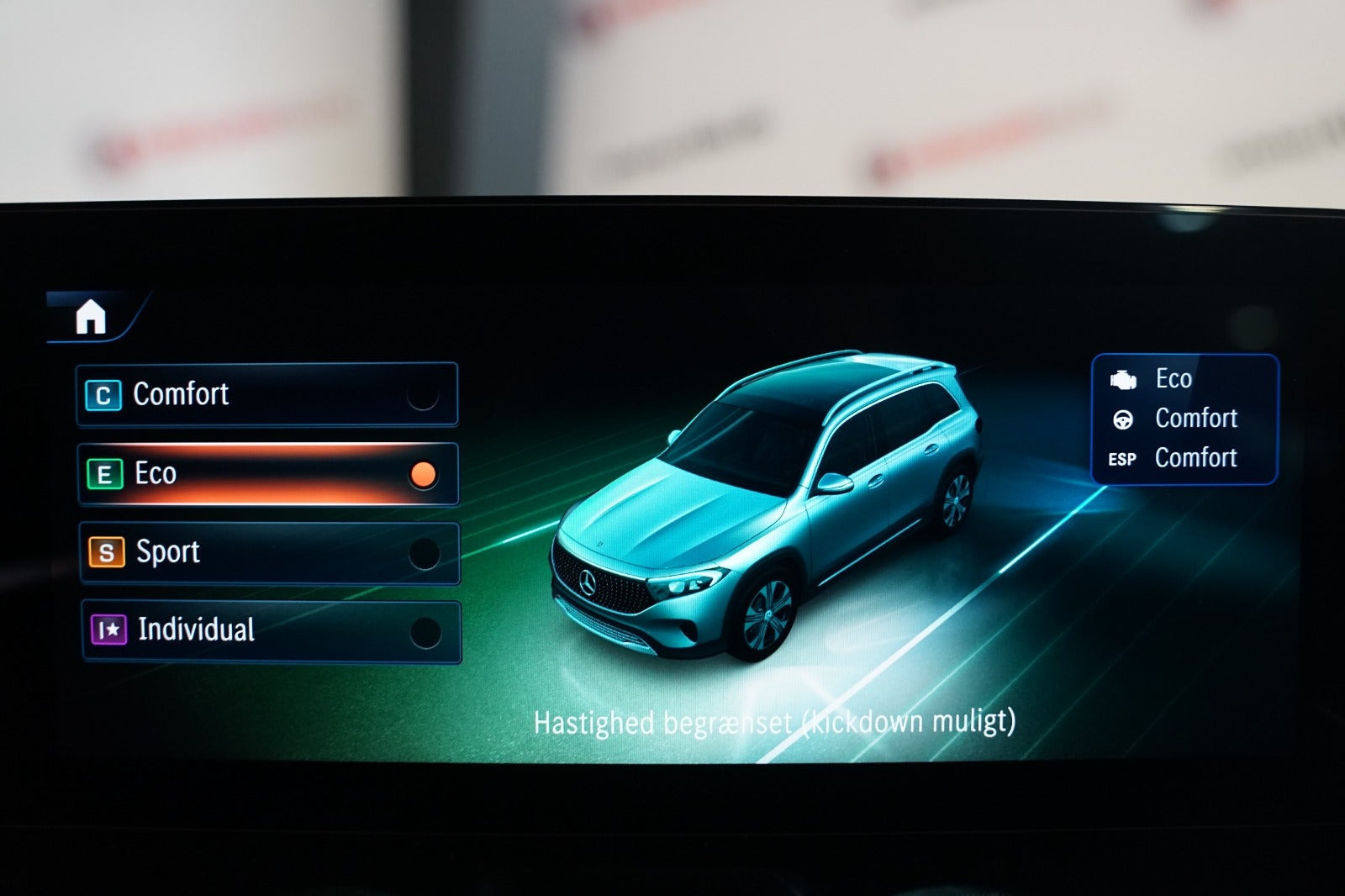 Sort Mercedes EQB250+ fra 2025