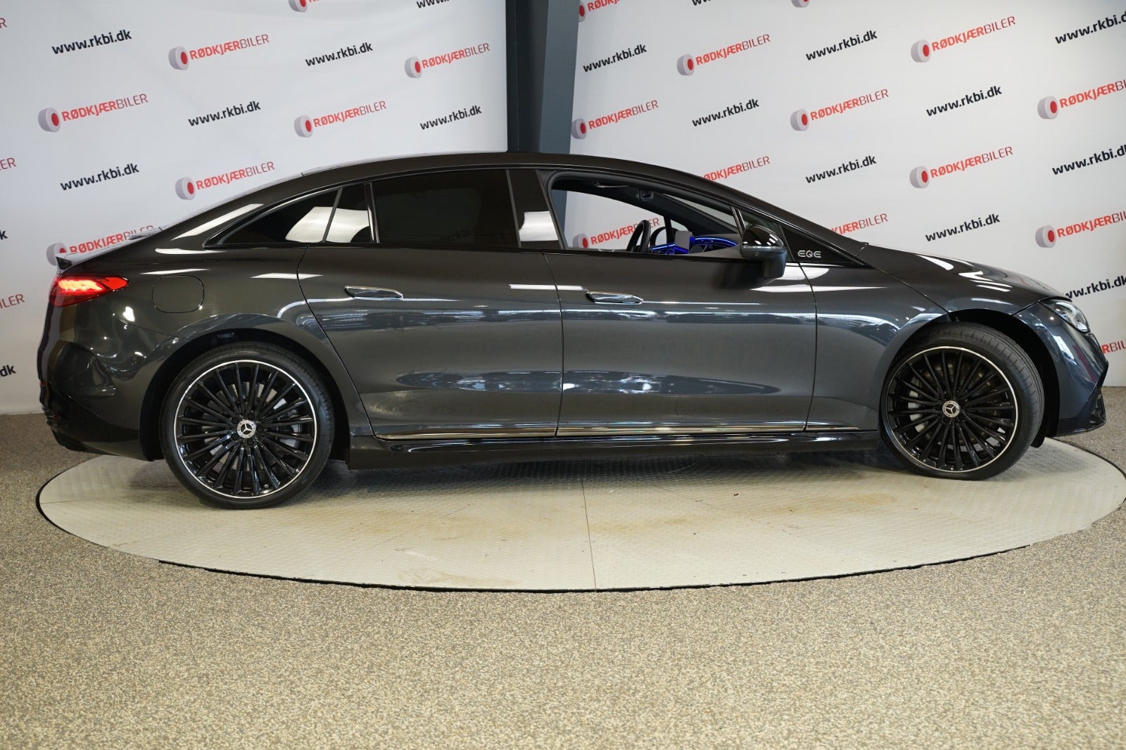 Grå Mercedes EQE350 fra 2023