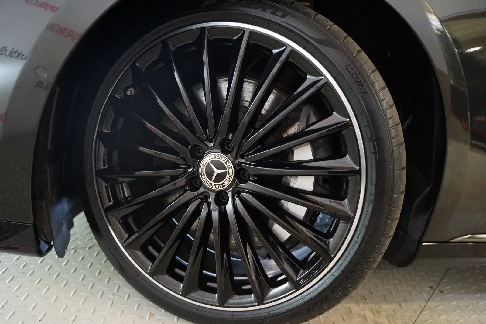 Grå Mercedes EQE350 fra 2023