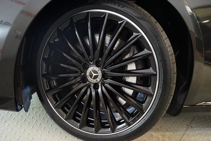 Grå Mercedes EQE350 fra 2023