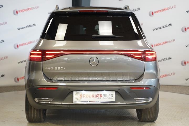 Grå Mercedes EQB250+ fra 2025