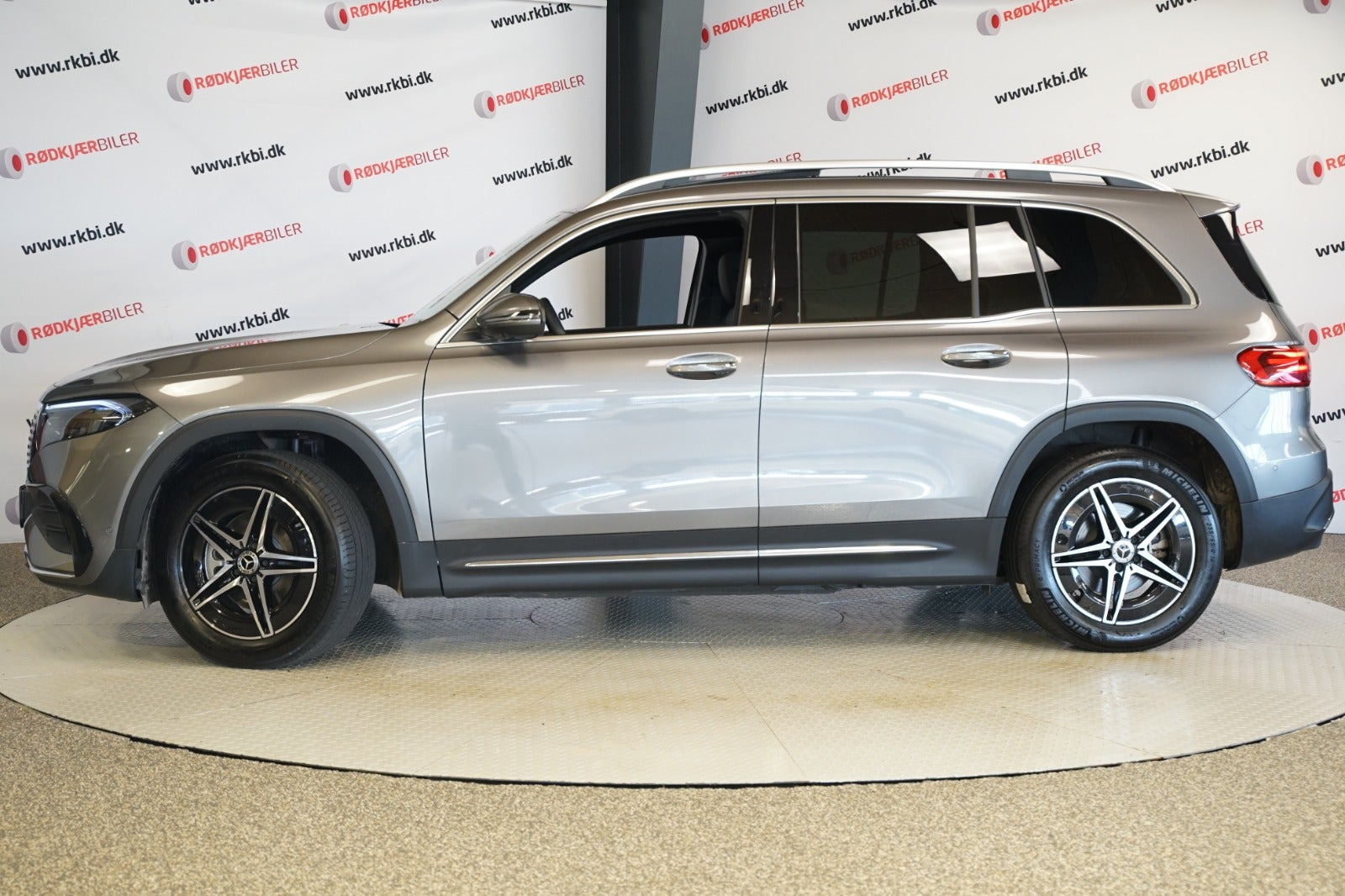 Grå Mercedes EQB250+ fra 2025