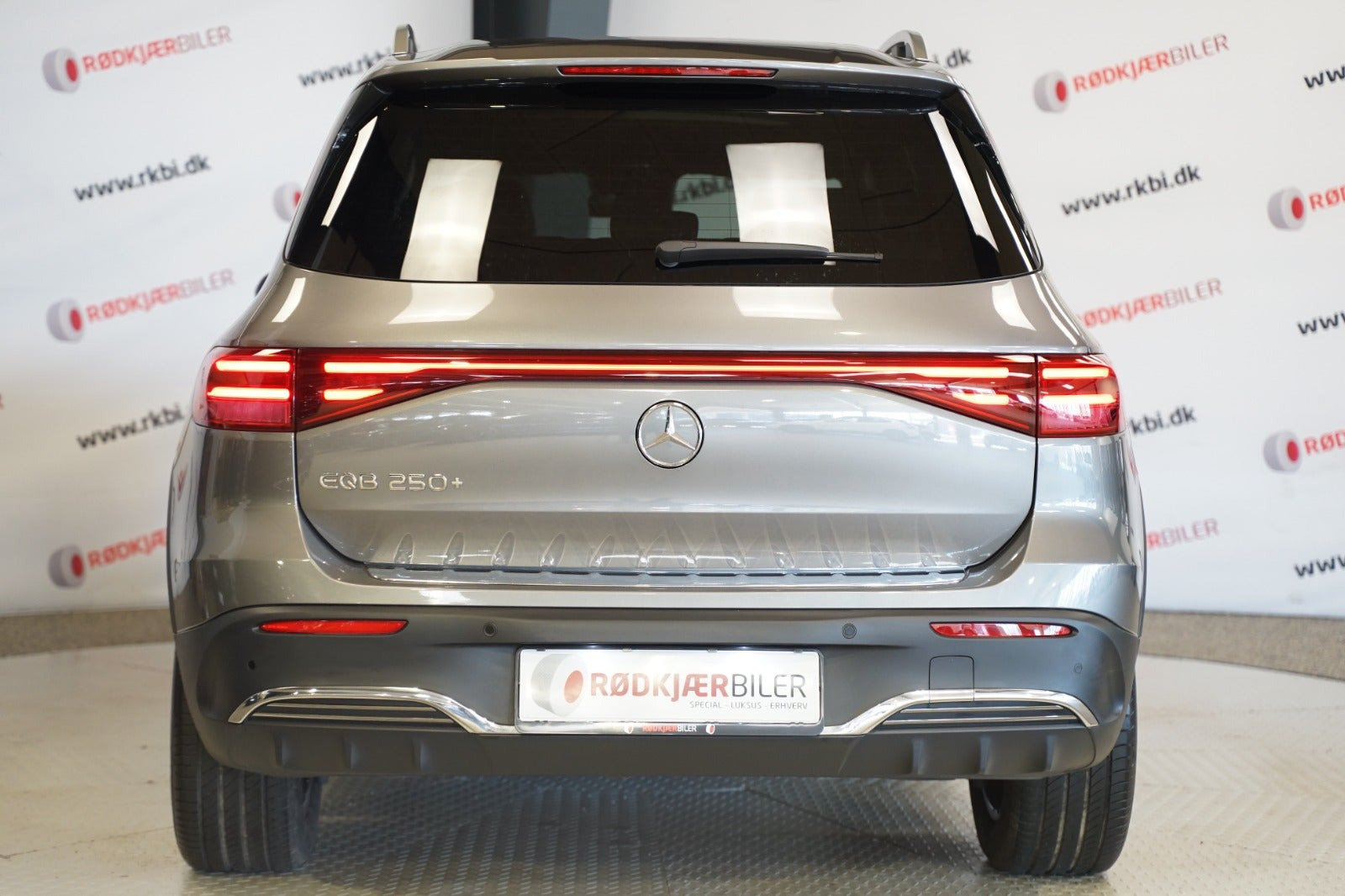 Grå Mercedes EQB250+ fra 2025