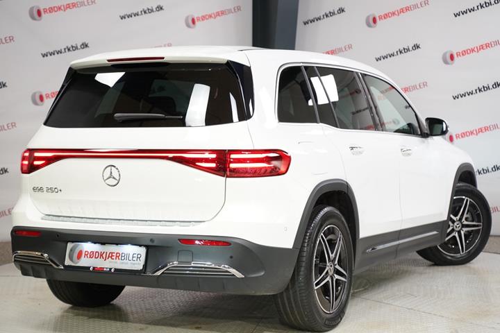 Hvid Mercedes EQB250+ fra 2025
