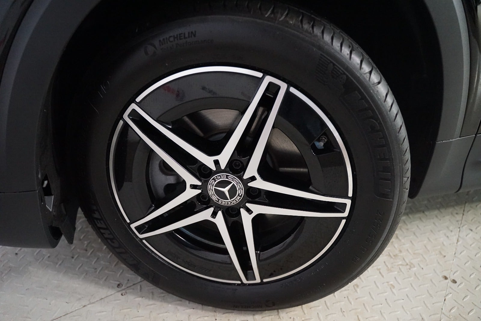 Sort Mercedes EQB250+ fra 2025