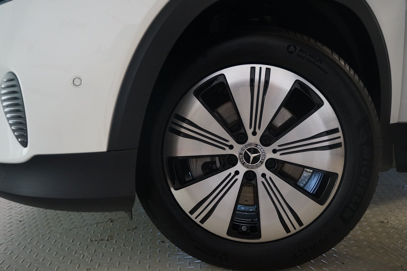 Hvid Mercedes EQB250+ fra 2025