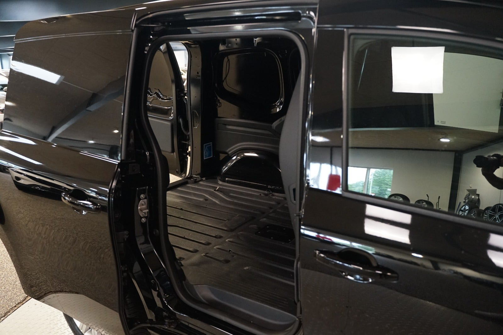 Sort Mercedes eCitan fra 2025