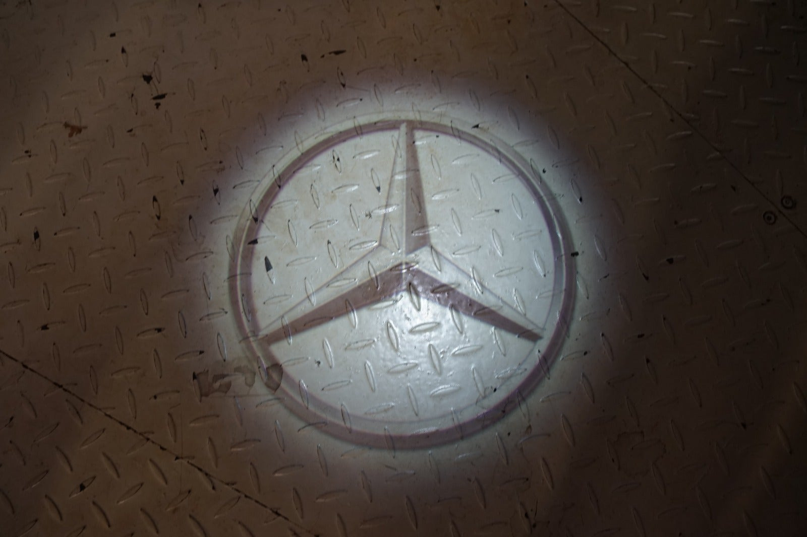 Grå Mercedes EQB250+ fra 2025