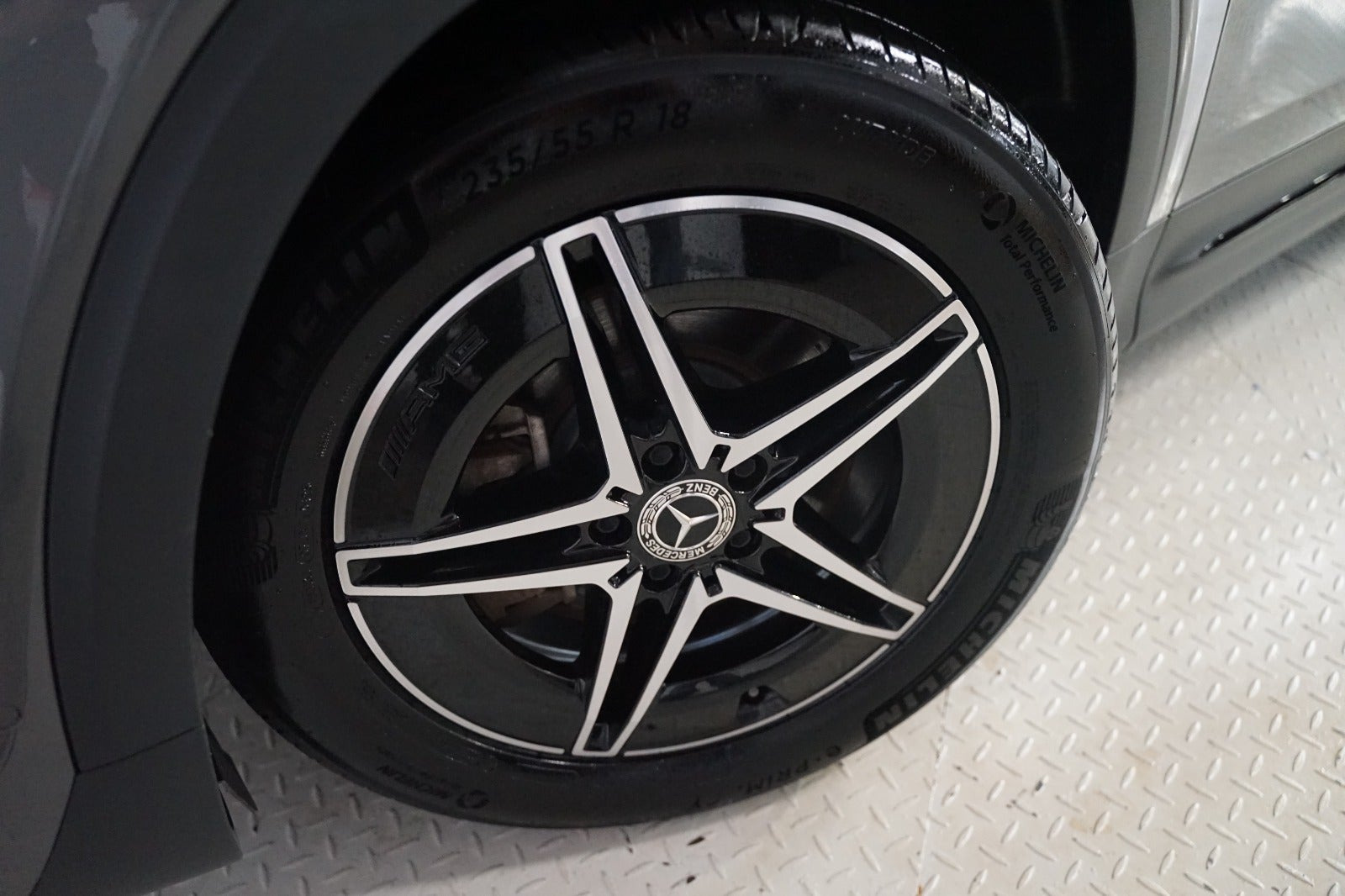 Grå Mercedes EQB250+ fra 2025