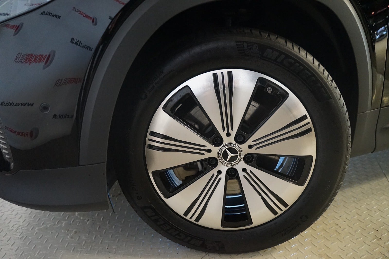 Sort Mercedes EQB250+ fra 2024