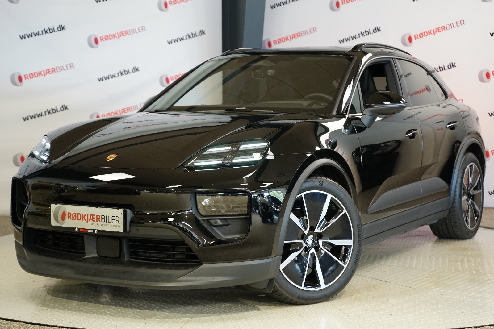 Sort Porsche Macan 4 fra 2024